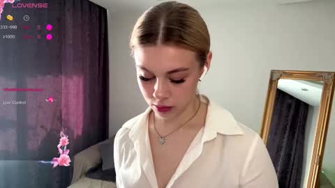 Snapshot of lil_elisa chatting on 10-10-25, 10:14 Elisa online show from 10-10-25, 10:14