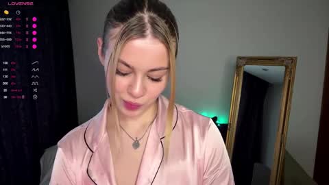 Snapshot of lil_elisa chatting on 10-26-25, 11:16 Elisa online show from 10-26-25, 11:16