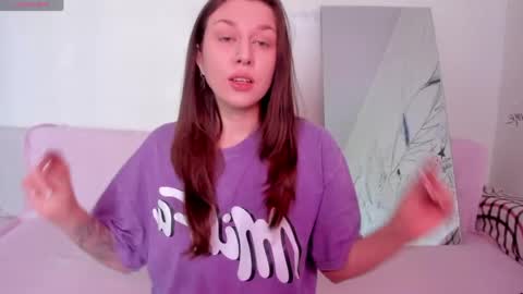Snapshot of lil_foxy999 chatting on 04-09-26, 04:23 Alisa online show from 04-09-26, 04:23