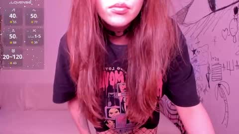 Snapshot of lil_foxy999 chatting on 04-21-26, 04:56 Alisa online show from 04-21-26, 04:56
