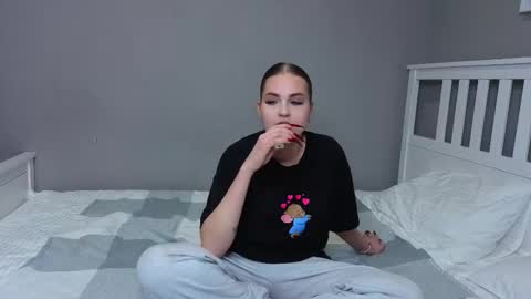 Snapshot of lil_honey_bunny chatting on 10-03-25, 01:41 Emma online show from 10-03-25, 01:41