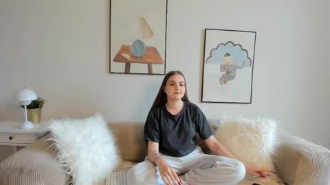 Snapshot of lil_honey_bunny chatting on 10-04-25, 06:33 Emma online show from 10-04-25, 06:33