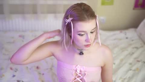 Snapshot of lil_tweety chatting on 11-15-25, 07:43 Rina online show from 11-15-25, 07:43