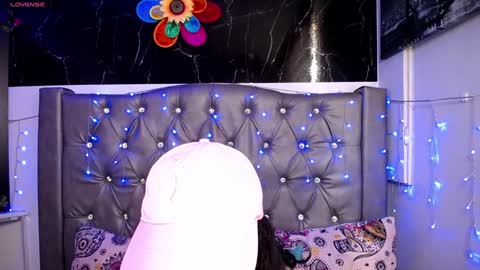 Snapshot of lila_gummy_ chatting on 12-12-24, 06:53 online show from 12-12-24, 06:53