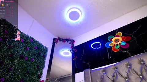 Snapshot of lila_gummy_ chatting on 12-24-24, 10:44 online show from 12-24-24, 10:44