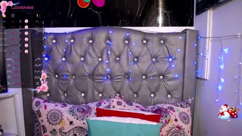 Snapshot of lila_gummy_ chatting on 12-27-24, 05:26 online show from 12-27-24, 05:26