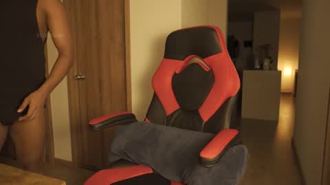 Snapshot of lildantear chatting on 12-01-25, 03:44 Dante online show from 12-01-25, 03:44