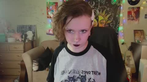 Snapshot of lileyfoxxx chatting on 09-19-25, 10:27 Lil online show from 09-19-25, 10:27