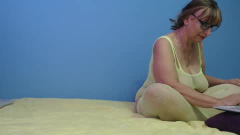 Snapshot of lilhy_mcfly chatting on 12-19-24, 06:45 lilieth online show from 12-19-24, 06:45