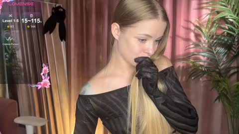 Snapshot of lili_01 chatting on 09-15-25, 10:59 Lili online show from 09-15-25, 10:59