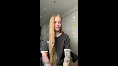 Snapshot of lili_01 chatting on 02-24-26, 07:23 Lili online show from 02-24-26, 07:23