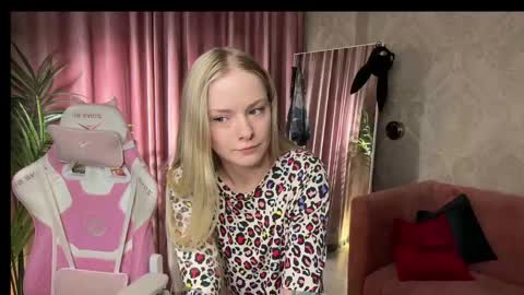 Snapshot of lili_01 chatting on 04-25-26, 01:52 Lili online show from 04-25-26, 01:52
