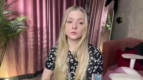 Snapshot of lili_01 chatting on 04-27-26, 04:54 Lili online show from 04-27-26, 04:54