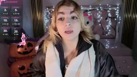 Lili online show from 10-19-25, 03:40