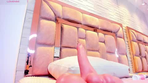 LILIAN  online show from 11-12-25, 07:57