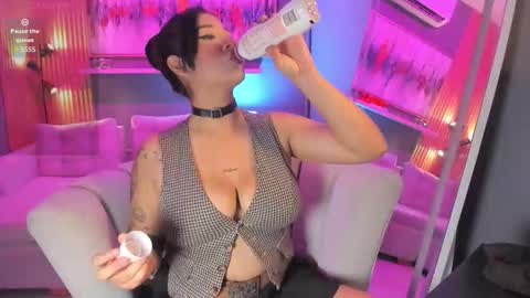 Snapshot of lilian_vergara chatting on 02-19-26, 08:05 holis soy lily chang no olvides el pulgar arriba es muy importante para mi 3 independent model online show from 02-19-26, 08:05