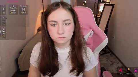 Snapshot of lilian_wood chatting on 03-17-26, 05:33 Kate online show from 03-17-26, 05:33