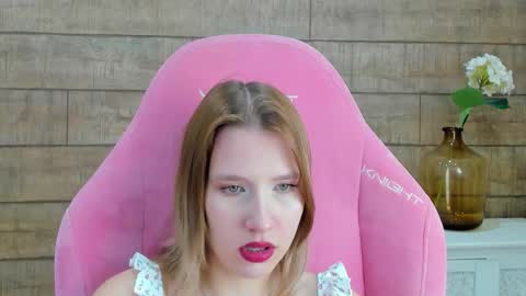 LiliLinn online show from 10-20-25, 04:57