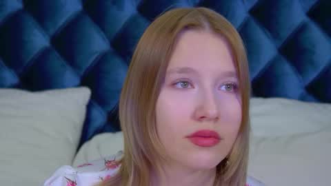 LiliLinn online show from 10-22-25, 06:02