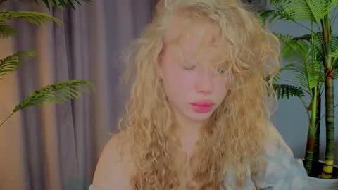 Snapshot of lililok101 chatting on 11-20-25, 02:34 lililok101 online show from 11-20-25, 02:34