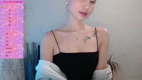 Snapshot of lillalovly chatting on 12-19-24, 09:40 Lilla online show from 12-19-24, 09:40