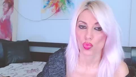 Snapshot of lillianasara chatting on 01-10-25, 10:04 Lara online show from 01-10-25, 10:04