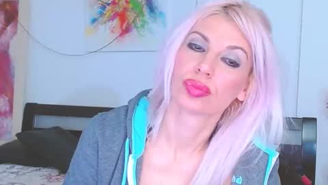 Snapshot of lillianasara chatting on 02-21-25, 11:10 Lara online show from 02-21-25, 11:10