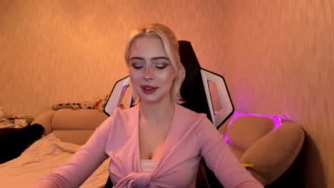 Snapshot of lillianazore chatting on 11-16-25, 12:22 Alice online show from 11-16-25, 12:22