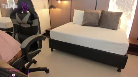 L I L L Y online show from 09-30-25, 12:21