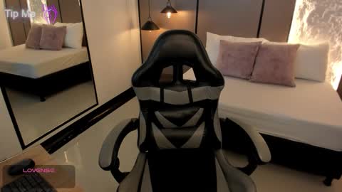 L I L L Y online show from 12-17-25, 12:11