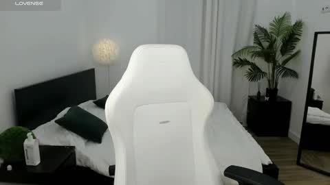 Lilly Colins online show from 12-24-24, 07:22