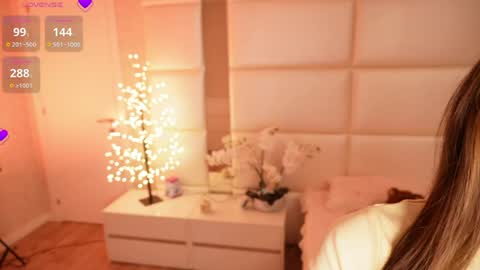 Lilly Colins online show from 05-07-26, 08:03