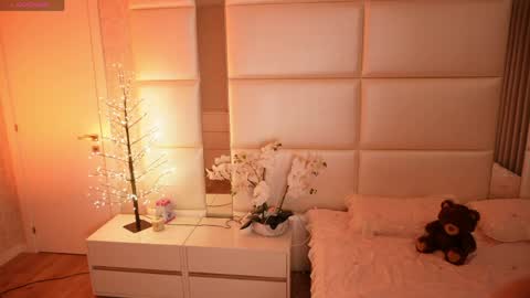 Lilly Colins online show from 05-11-26, 07:55