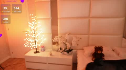 Lilly Colins online show from 05-15-26, 07:54