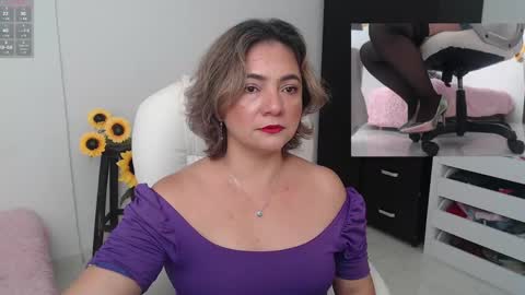 Snapshot of lilly_milf chatting on 12-02-24, 11:51 Lilly online show from 12-02-24, 11:51