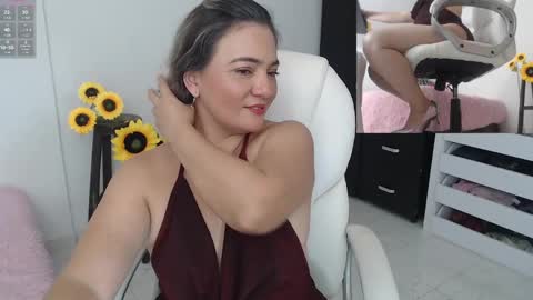 Snapshot of lilly_milf chatting on 12-05-24, 01:14 Lilly online show from 12-05-24, 01:14