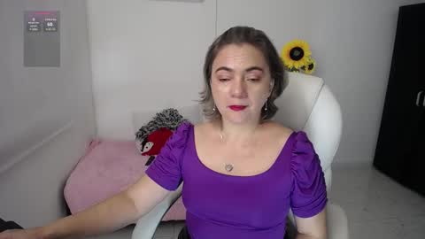 Snapshot of lilly_milf chatting on 12-28-24, 01:17 Lilly online show from 12-28-24, 01:17