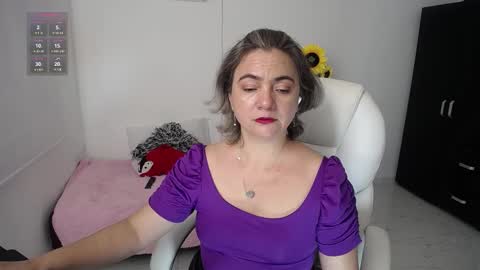 Snapshot of lilly_milf chatting on 12-28-24, 04:30 Lilly online show from 12-28-24, 04:30