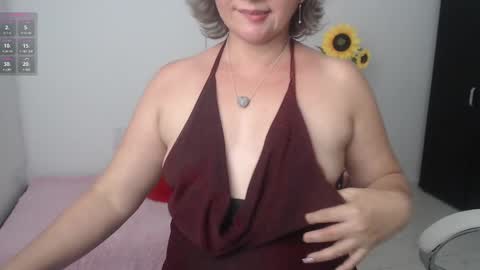 Snapshot of lilly_milf chatting on 01-02-25, 12:45 Lilly online show from 01-02-25, 12:45