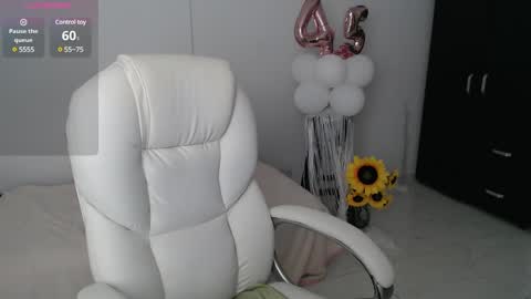 Snapshot of lilly_milf chatting on 01-25-25, 11:11 Lilly online show from 01-25-25, 11:11