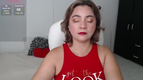 Snapshot of lilly_milf chatting on 01-26-25, 11:39 Lilly online show from 01-26-25, 11:39