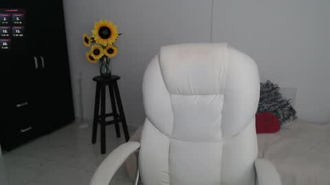 Snapshot of lilly_milf chatting on 02-08-25, 12:49 Lilly online show from 02-08-25, 12:49