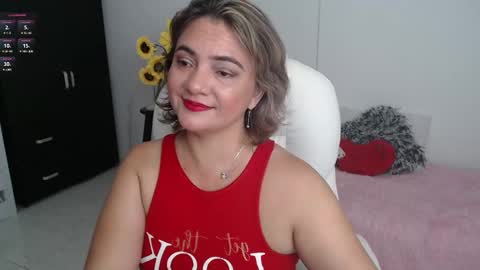 Snapshot of lilly_milf chatting on 02-14-25, 11:42 Lilly online show from 02-14-25, 11:42
