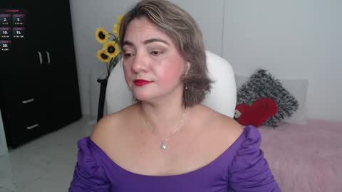 Snapshot of lilly_milf chatting on 02-21-25, 12:17 Lilly online show from 02-21-25, 12:17