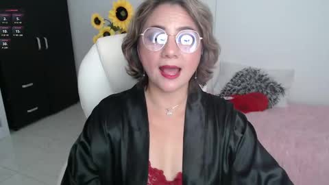 Snapshot of lilly_milf chatting on 02-22-25, 11:46 Lilly online show from 02-22-25, 11:46