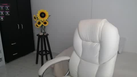 Snapshot of lilly_milf chatting on 03-06-25, 12:52 Lilly online show from 03-06-25, 12:52