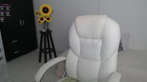 Snapshot of lilly_milf chatting on 03-07-25, 06:54 Lilly online show from 03-07-25, 06:54