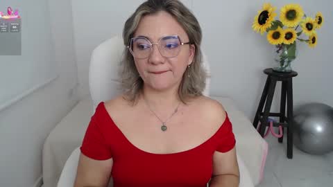 Snapshot of lilly_milf chatting on 09-13-25, 01:44 Lilly online show from 09-13-25, 01:44