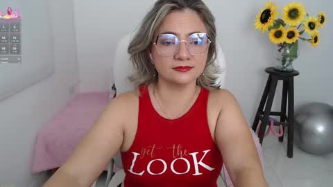 Snapshot of lilly_milf chatting on 09-16-25, 02:51 Lilly online show from 09-16-25, 02:51