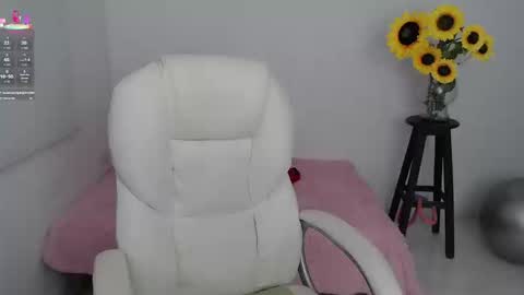 Snapshot of lilly_milf chatting on 09-19-25, 02:29 Lilly online show from 09-19-25, 02:29